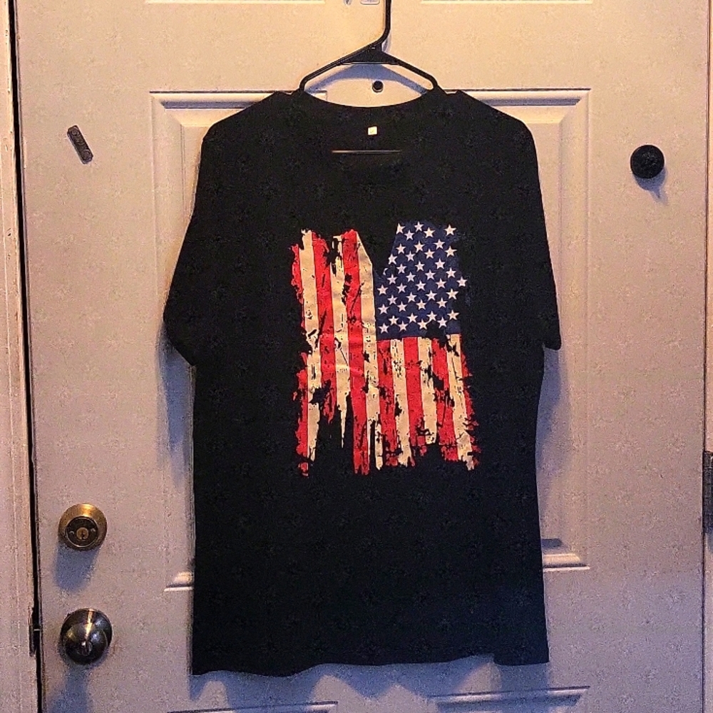 Black t-shirt with distressed American flag and keyhole size 2xl NWOT